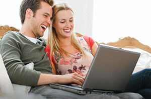financing-couple-laptop